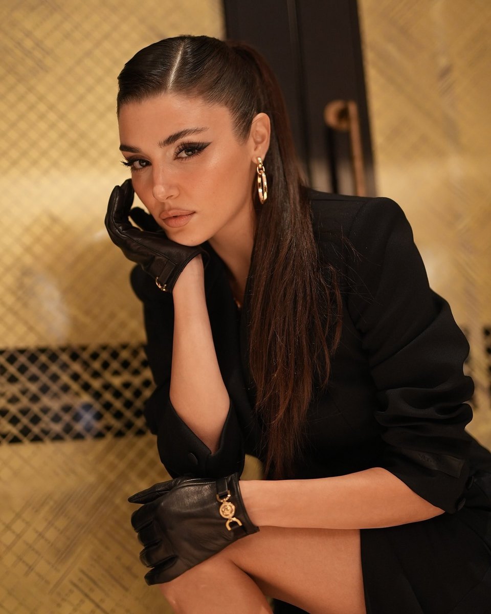 portalhandebr's tweet photo. TÁ ACONTECENDO MESMO! 😩

As gravações de #Reminder começam na 2ª semana de dezembro. #HandeErçel viverá Güneş e #BarışArduç será Deniz. O ator Feyyaz Şerifoğlu entra pro elenco como Boran, namorado de Güneş. https://t.co/Z6TDCgNjWm