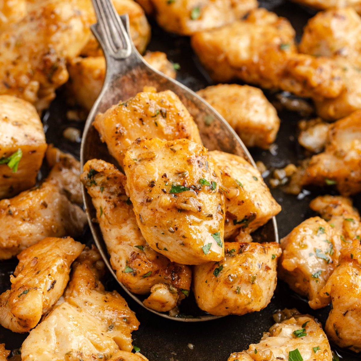 Country_Cook's tweet image. This recipe for Garlic Butter Chicken Bites is the perfect, simple dinner for a busy weeknight! Tender, seasoned chicken breast chunks that are ready in only 15 minutes!  thecountrycook.net/garlic-butter-…