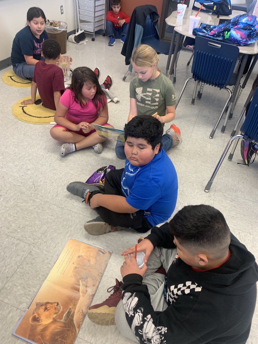 becca1295's tweet photo. https://t.co/TertUEiowJ leaders were #unlockingpotential by reading to my first grader leaders ❤️📚  #goingforgold @plumcreekelem https://t.co/6rtyCV5NK3