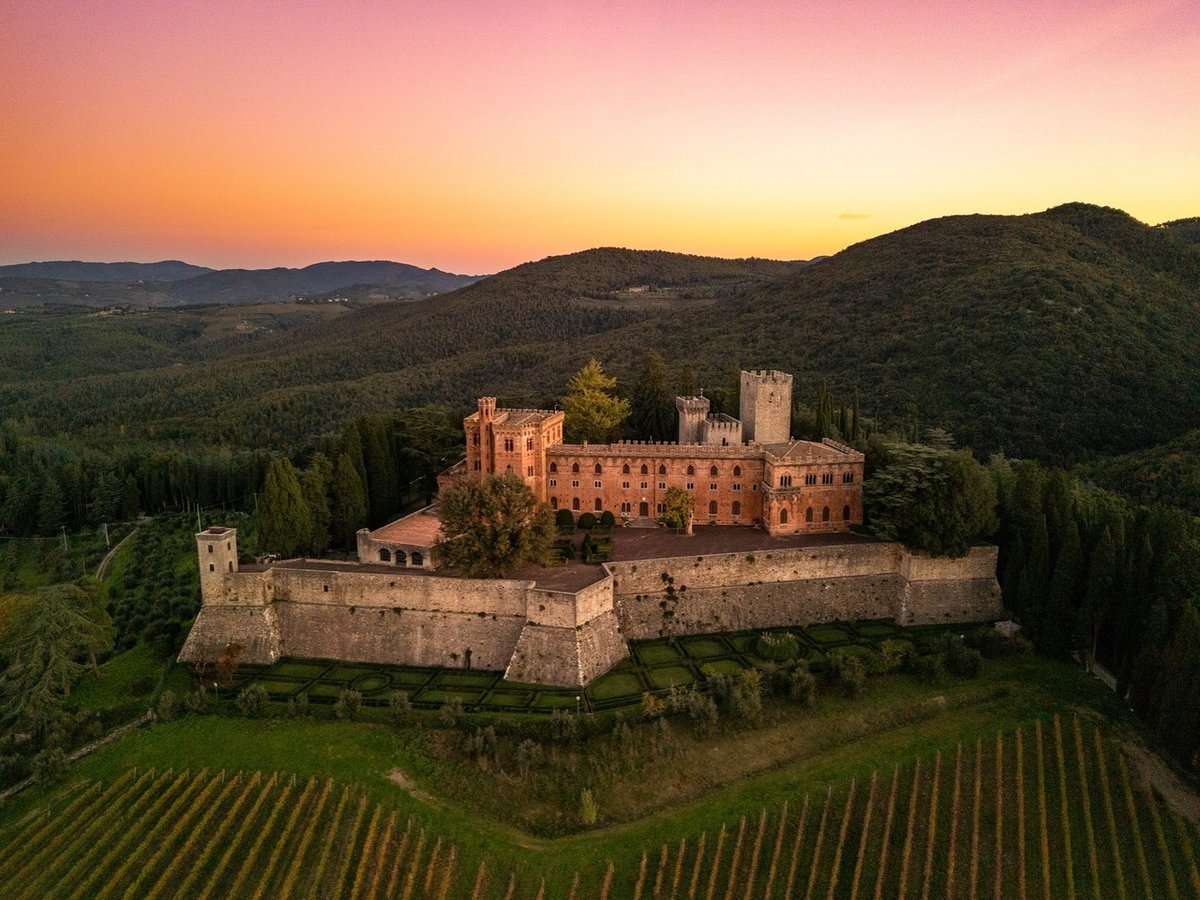 Uno dei motivi per cui adoro il drone, avere punti di vista diversi. Brolio all’alba è così. instagr.am/p/DCpVskVRTPm/
