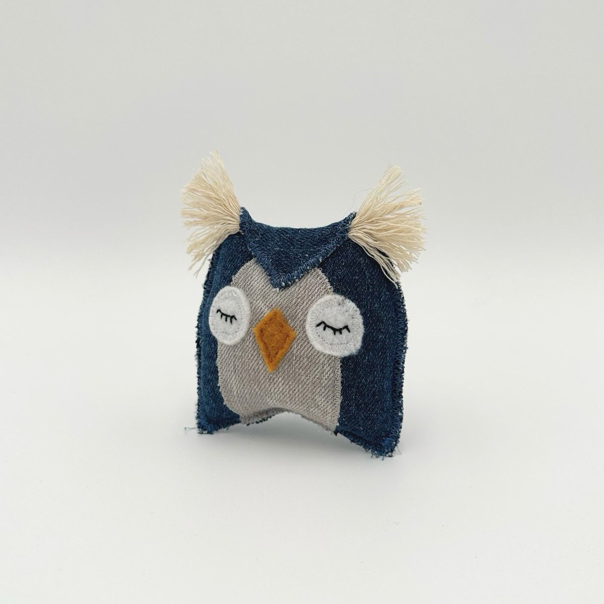 MauveMoose's tweet photo. Sleepy little owl for your cat’s stocking!   https://t.co/JtzttNzgDO https://t.co/zRWYQUbDWM