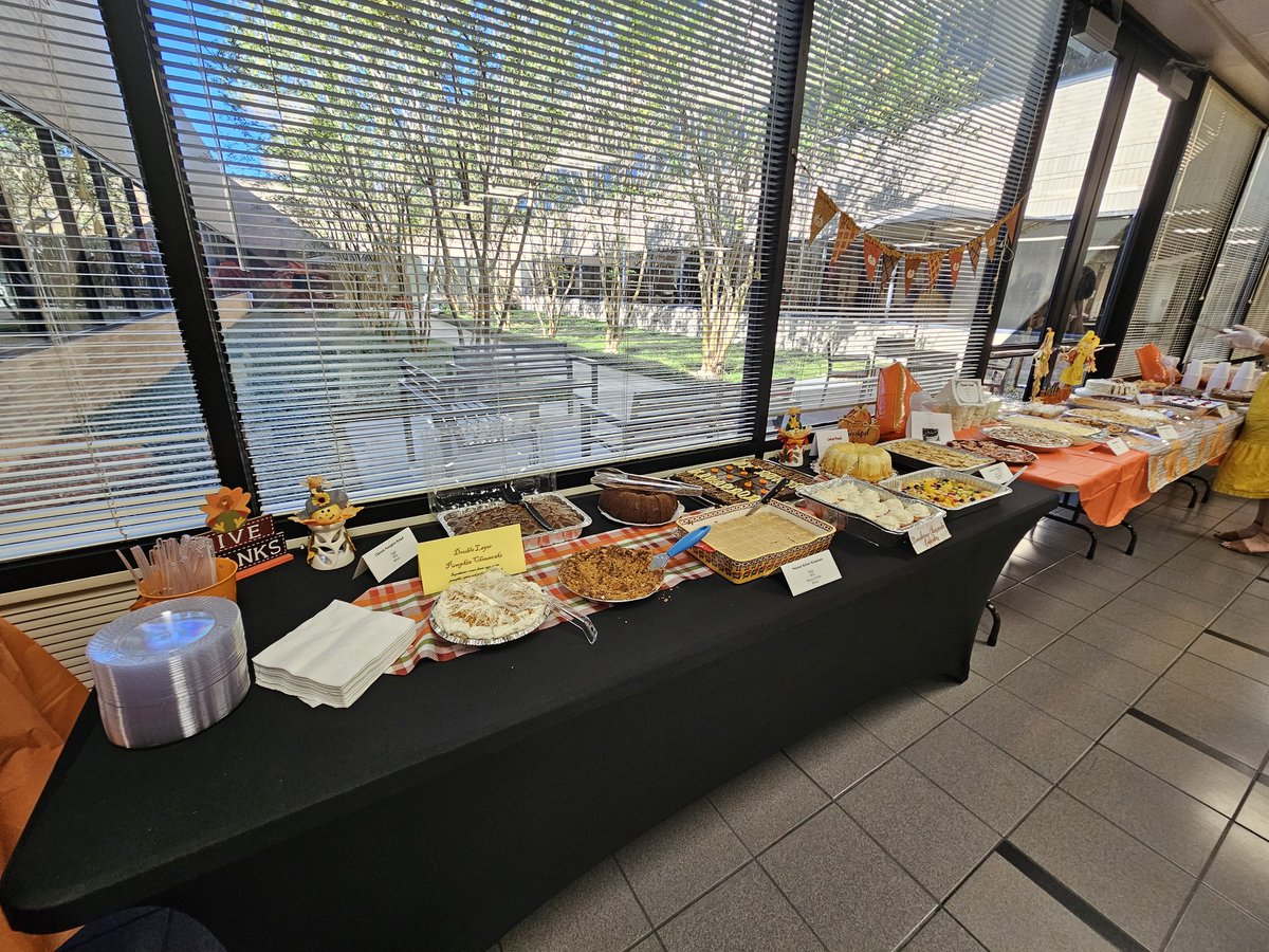 _mpperez's tweet photo. DAB Holiday Dessert Bar 🍂
#TeamDAB #Grateful @agarza_aldine @AldineISD https://t.co/FY4FXQ0LnG