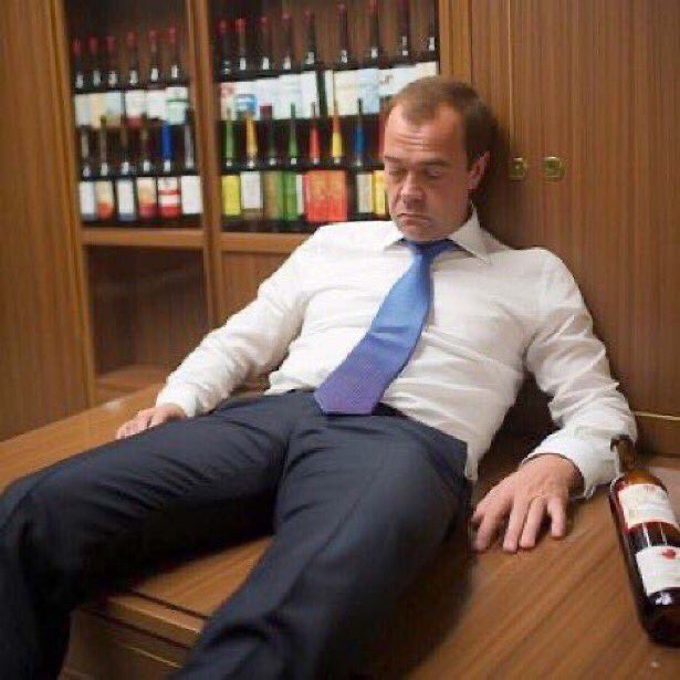 HankeMichael4's tweet photo. @matt__www @runews Medvedev ist ein guter Ruzze! Prost!🍼 https://t.co/dqg9cZ6MOI