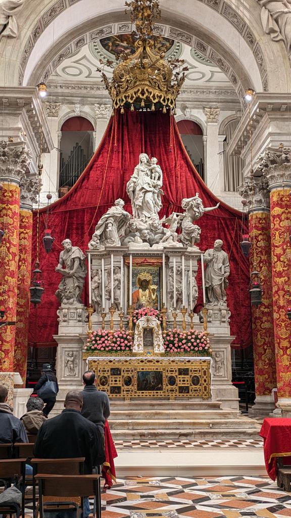 Í kvöld kveikjum við á kertum og þökkum Madonna Della Salute fyrir lausn undan plágunni.