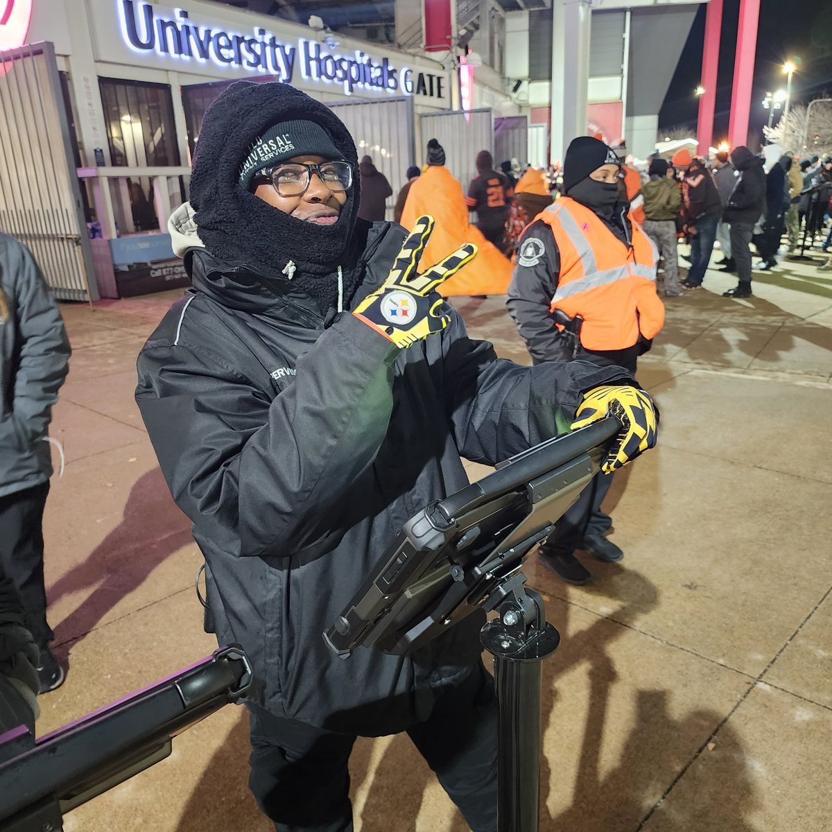 rayzep0215's tweet photo. How is this allowed at Huntington bank field the home of the @Browns  @RuiterWrongFAN  @KenCarman https://t.co/DwznI5GoGX