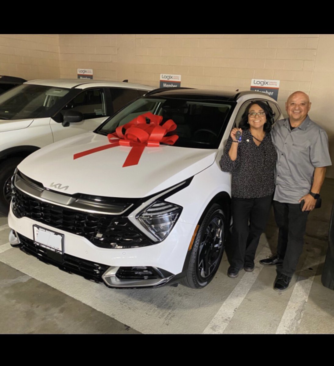 autoexpertsocal's tweet image. This is a beautiful, shiny birthday present for Christine! She loves all the new features and comfort of her new 2024 Kia Sportage! Congrats!  🤩
•
•
•
#autoexpertsocal #autoexpert #socal #kia #sportage #shiny #new