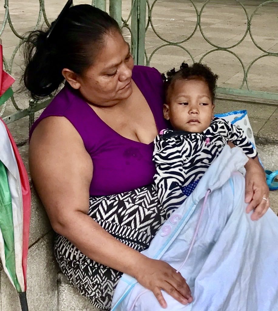 IngridPerscky's tweet photo. Mendigos: Nuestros ojos no ven lo que los pobres cuentan, simplemente porque convenientemente  desviamos la mirada. Cuantos niños tristes ignoramos y cuantas vidas desahuciamos! Via Argentina, enero 2017. https://t.co/DdCCEd9oR4