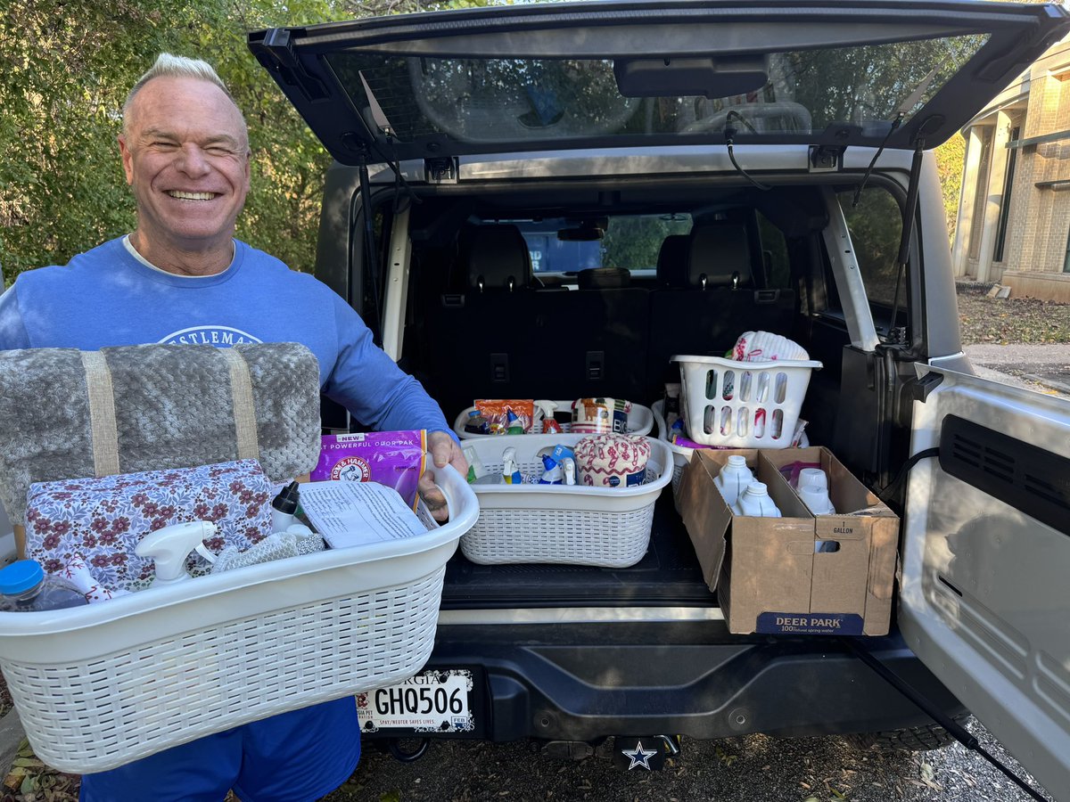 psopp215's tweet photo. Today @RealBillyGunn and I delivered care packages for the holidays to the Senior Center https://t.co/MSRjE62LXX