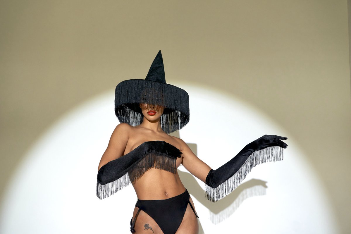 🧙🏽‍♀️🖤✨