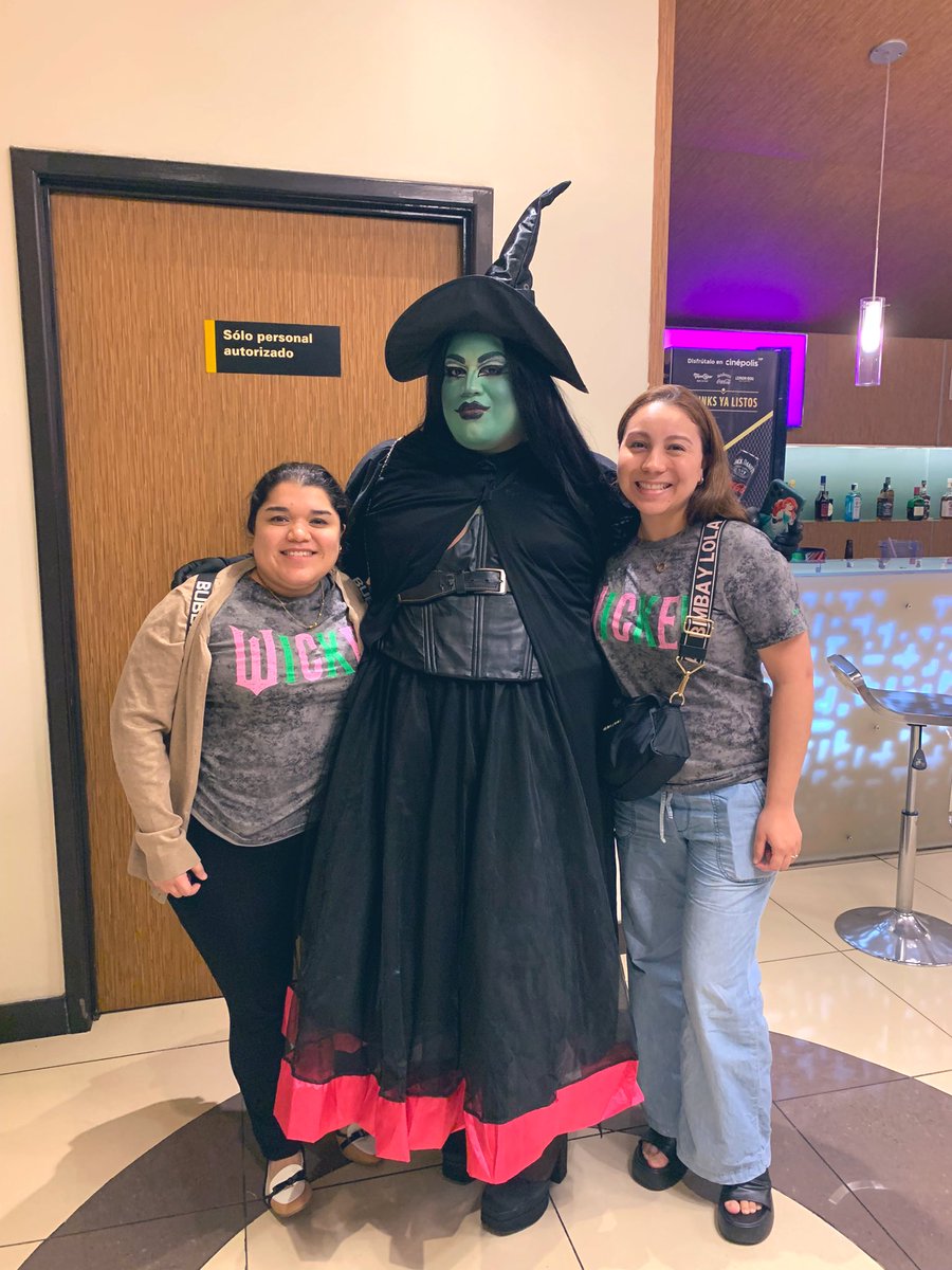 Cynthiaa_Rp's tweet photo. La mejor película del #2024 eveeeeeeer ✨🤩 @Cecidelacueva @dannajustdanna  @WickedMovieMX  #WickedMexico 🩷💚 https://t.co/JKi8Ro9s2g
