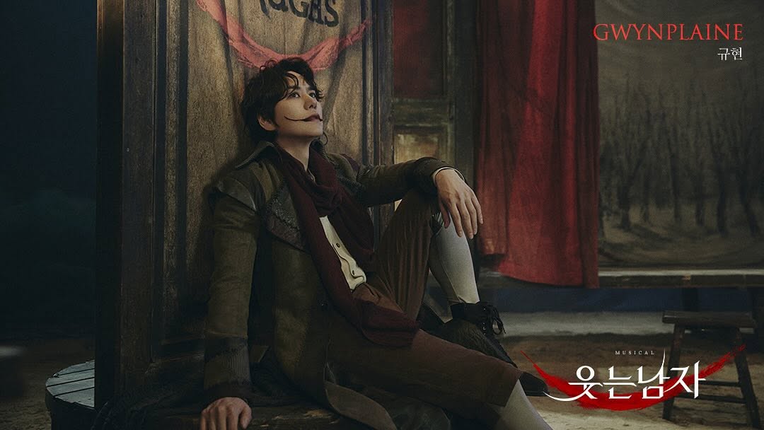 2025 뮤지컬 웃는 남자
𝑴𝒖𝒔𝒊𝒄𝒂𝒍 𝑻𝑯𝑬 𝑴𝑨𝑵 𝑾𝑯𝑶 𝑳𝑨𝑼𝑮𝑯𝑺
⠀
그윈플렌 𝐆𝐰𝐲𝐧𝐩𝐥𝐚𝐢𝐧𝐞 #규현 #KYUHYUN 
⠀
