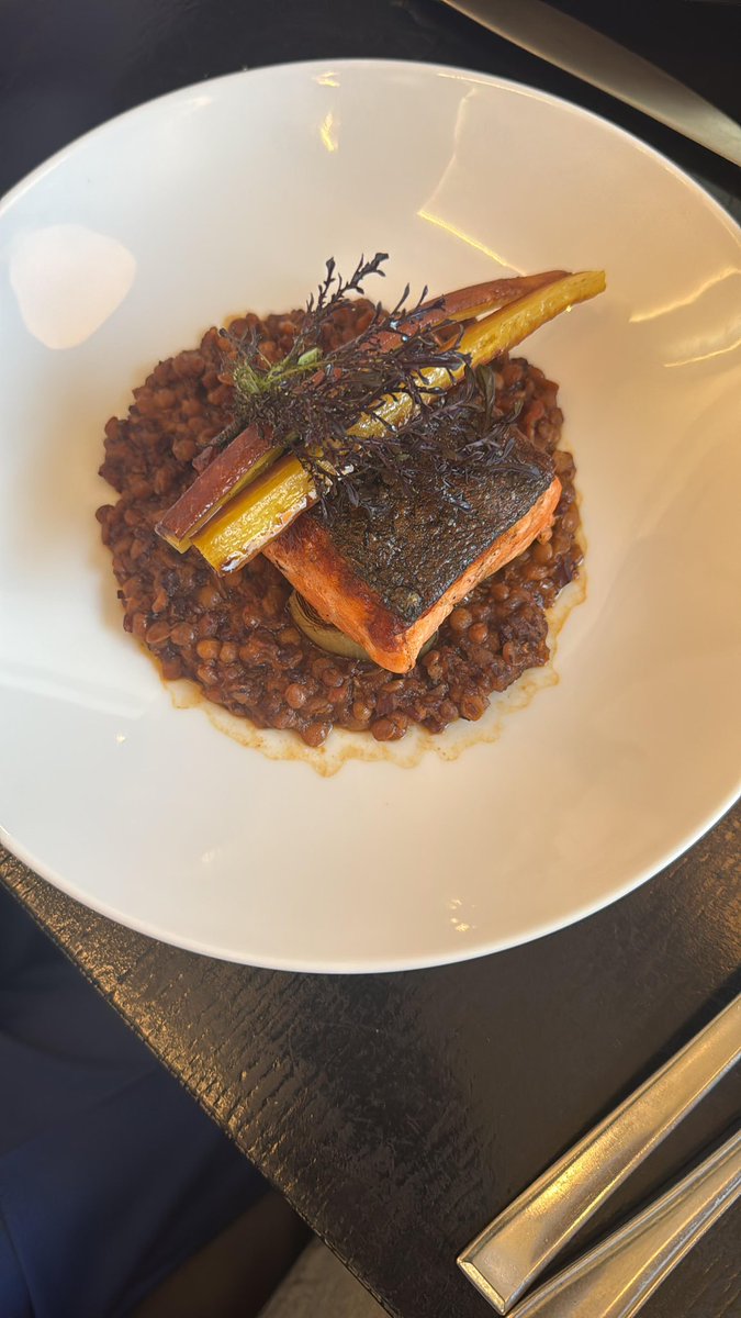 gq1608's tweet photo. Hola @chefabelmx ! Hace mucho que no iba a @eloiseresto y fui hace dos fines de semana, para celebrar el aniversario de bodas de mis papá y el tamaño de el pato, el pescado y el salmon eran super raquiticos. Pedi una copa de vino y sirvieron muy poco. No fue la mejor experiencia! https://t.co/jwd2Tt8p43