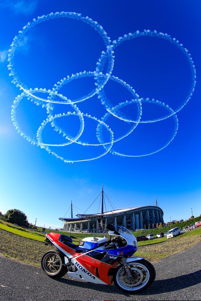 zanshiro25_'s tweet image. 地元でブルーインパルスが飛ぶ時はサンマル号出撃なり！
久しぶりに青空で見たブルーインパルス。
久しぶりに乗ってあげられたサンマル。
#rc30 #ホンダ #ブルーインパルス #航空自衛隊