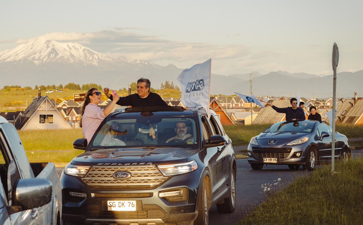 ale_santanat's tweet photo. Cerramos oficialmente nuestra campaña con miras a ser el próximo #GobernadorRegional de #LosLagos, con una gran caravana por las calles de #PuertoMontt. Lo dejamos todo en terreno, conectados con la ciudadanía de las 30 comunas. Agradezco a todos quienes se sumaron a esta opción con vocación de mayoría, que confían en la #ExperienciaParaAvanzarSeguros. Este 24 de noviembre, vota #SantanaGobernador. Vota Z-5.