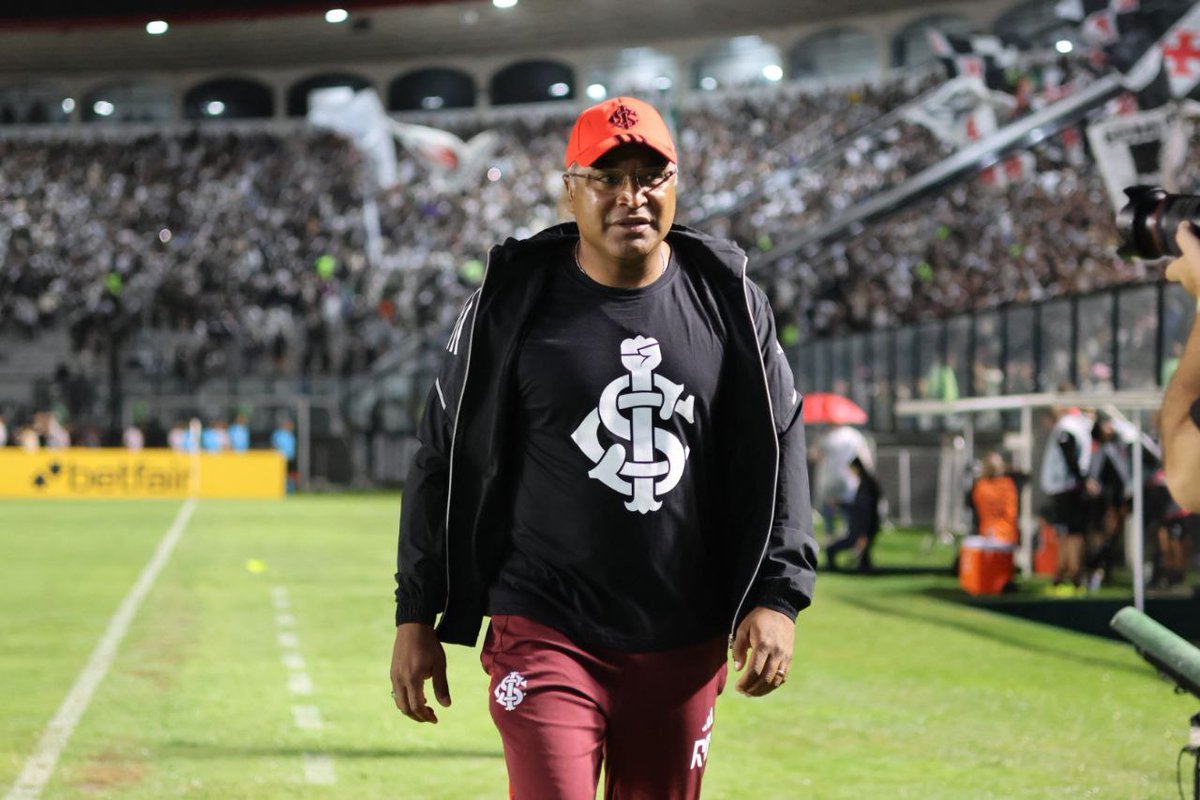 Mais do que fazer o time jogar uma bola fenomenal, Roger ainda faz questão de mostrar que sabe, entende e se identifica com a história e a ESSÊNCIA do Sport Club Internacional. Que orgulho!!! 👊🏿👊