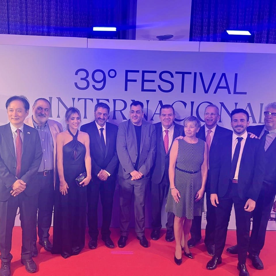 cvargaseguinoa's tweet photo. Comenzó el 39° Festival de Cine de MDQ, financiado con aportes privados. 
Orgulloso de pertenecer al equipo que está poniendo las cosas en orden. Gracias @carlospirovano @leocifelli @gmontenegro_ok
@ApRepublicana @juancurutchet @PatoBullrich @JMilei https://t.co/vEeqiI9b1q