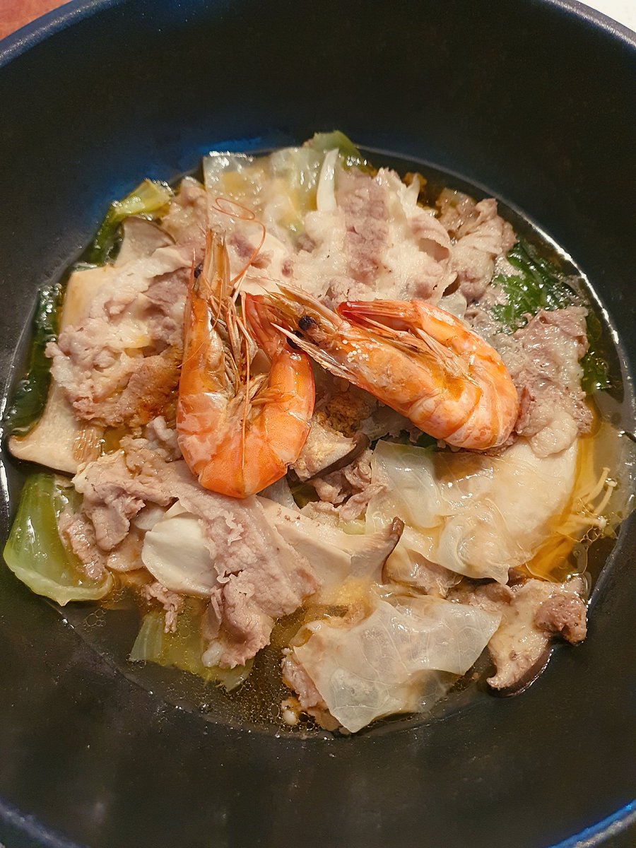 😌...아침으로 대패삼겹배추찜을 해먹으려고 했는데 대패삼겹이 아니라 우삼겹으로 잘못산데다 냉장고에 배추도 숙주도 없다는 걸 깨달아서(ㅋ) 돌고돌아 전골같은걸 만듦. 기름지고 맛있었다.....