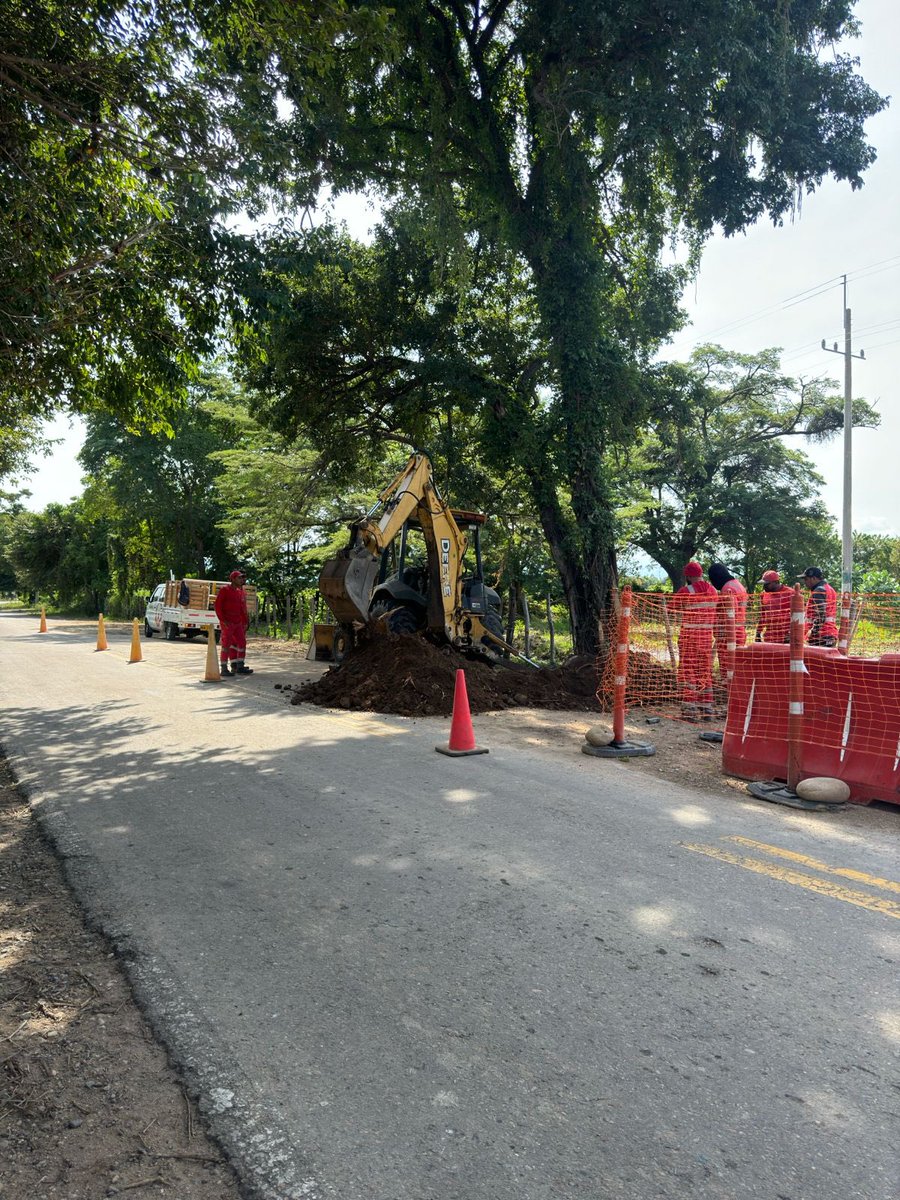 GuajiraVeolia's tweet photo. En #VeoliaGuajira🏜️ realizamos desconexión de acometidas no autorizadas sobre la línea de conducción de #Distracción, estás actividades nos permiten continuar con mejoras en la prestación del servicio💦 en el #Municipio.🏜️

#TransformaciónEcológica 🌎 https://t.co/9TKADA0Imk