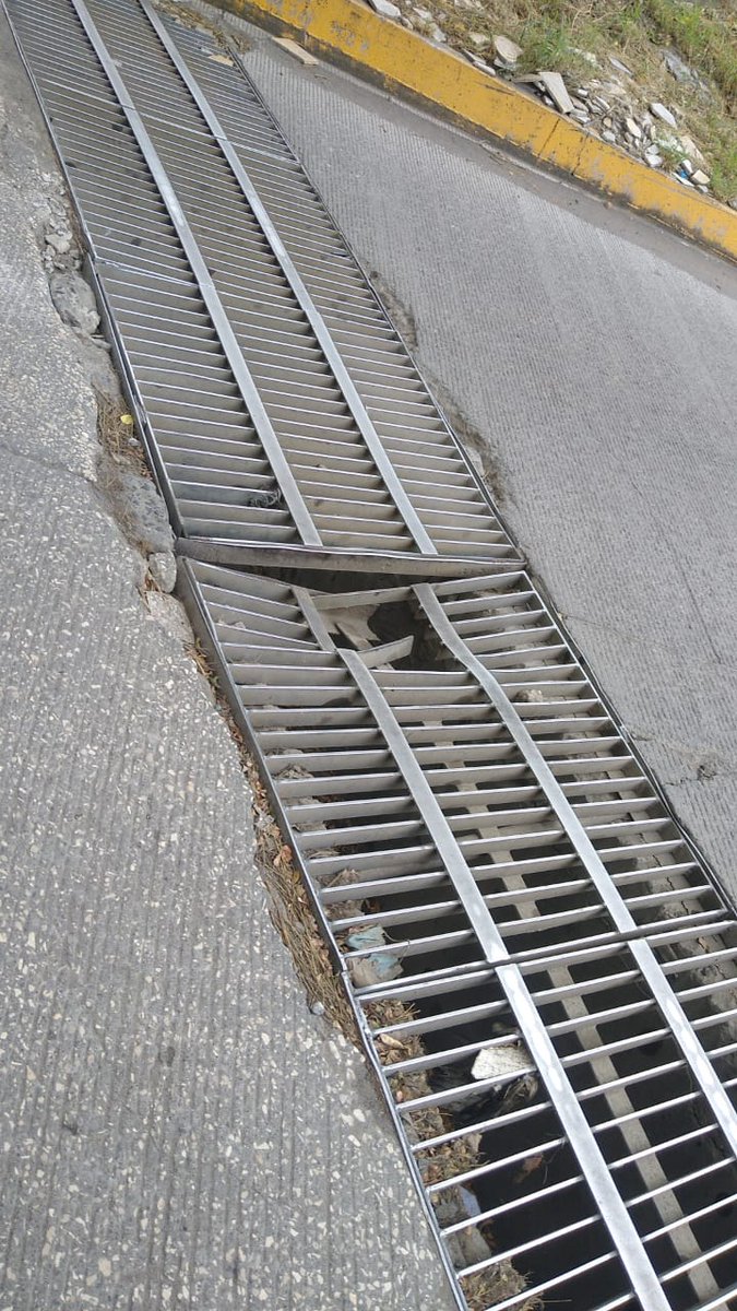 ChismitoJarocho's tweet photo. #ChismitoJarocho 📸 #ReporteCiudadano Cuidado con la alcantarilla que está en la calle Úrsulo Galván para doblar en la calle de Leonardo Pasquel. @AyuntamientoVer @patricialobeira #VeracruzCiudadYPuerto #PaTiPalPuerto #VeracruzPuerto #Jarochos #Veracruz2024 @vialver https://t.co/7jpoOYuAEN