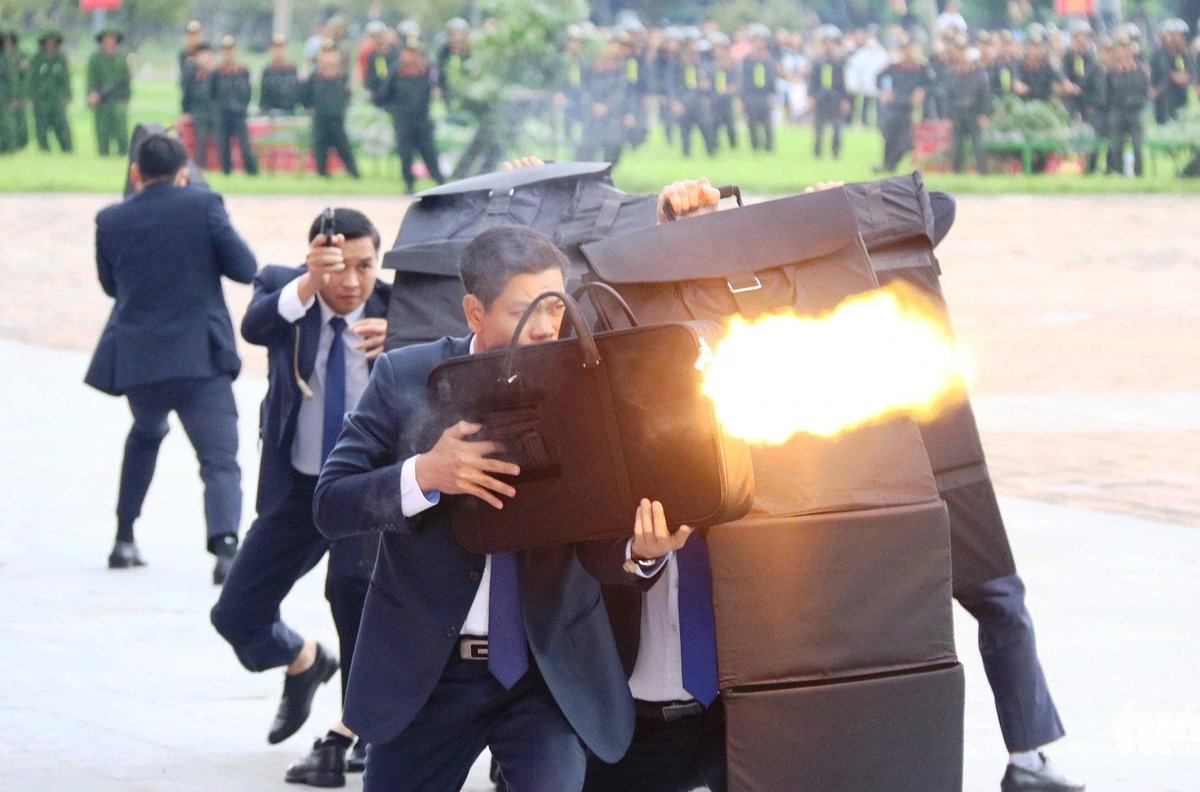 alchimistfr's tweet photo. Les valises armées des agents de sécurité du gouvernement vietnamien https://t.co/13rRy6JNVy