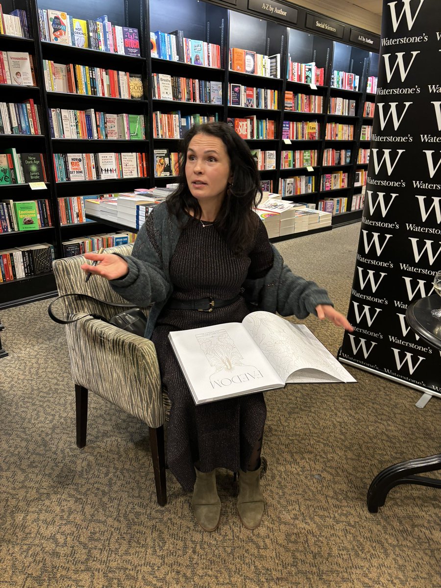 An absolute delight celebrating the launch of the gorgeous gorgeous FAEDOM with its superstar creators <a href="/AgnesMonodaze/">✨🧚🏻 Agnes is lost in Faedom🧚🏻‍♂️✨</a> <a href="/Lorny2/">Lorna White</a> 💜💛Here’s to the Fae🧚‍♀️🧚‍♂️🌟✨