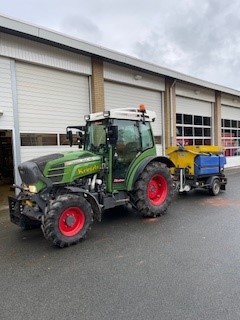 Ondanks het zout dat gisteravond en afgelopen nacht is gestrooid, is dat toch te weinig om de gladheid op de wegen tegen te houden. Onze collega's zijn opnieuw de weg op om te strooien. 
Benieuwd naar ons strooiplan of weten waar we strooien? Kijk op duiven.nl/gladheidsbestr….