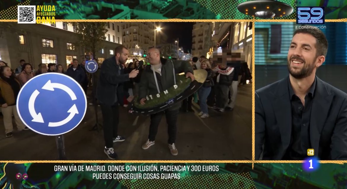 alm_avil's tweet photo. La rotonda humana para peatones de Gran Vía solo puede ser obra de Jorge Ponce ( el mejor servicio público del país es un tío con un micrófono) . Qué maravilla de programa . #LaRevueltaTVE #larevuelta https://t.co/LsFLmnuHsS