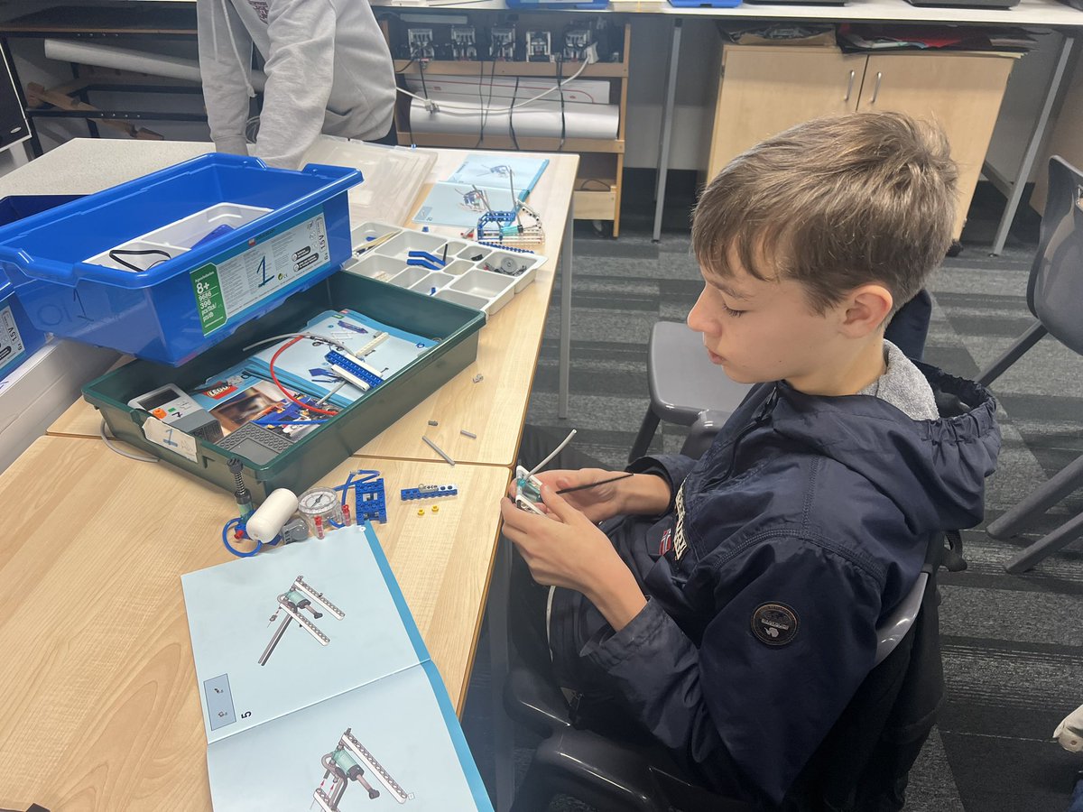 FATech_Ed's tweet image. S2 working on their Pneumatics unit - integrating levers with double acting pistons to build models with real world context #FORengineering #PBL