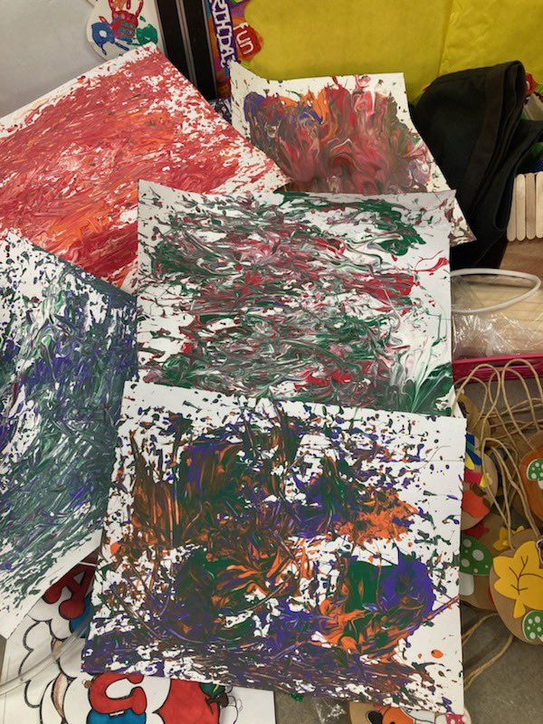 CommunityDv's tweet image. Coyote Clubhouse Before &amp;amp; Aftercare @mountain_shadows_elementary students are having fun using pine cones to decorate a picture. Very creative and fun! @dvusd #wevegotwhatyouwant