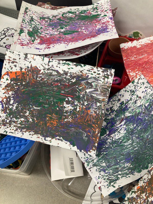 CommunityDv's tweet image. Coyote Clubhouse Before &amp;amp; Aftercare @mountain_shadows_elementary students are having fun using pine cones to decorate a picture. Very creative and fun! @dvusd #wevegotwhatyouwant
