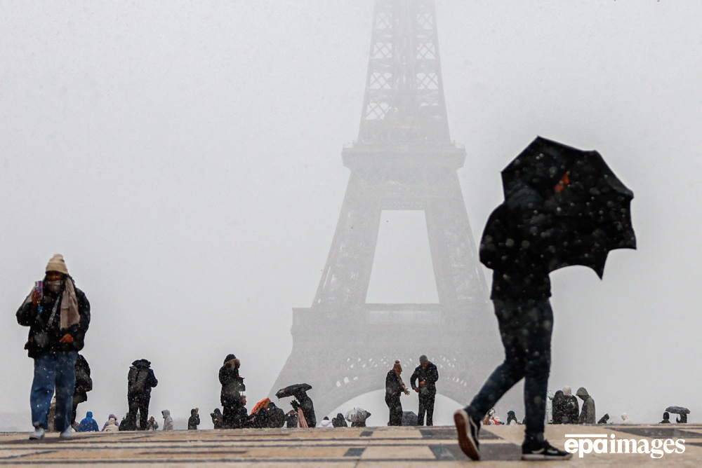 EPA_Images's tweet photo. People shelter under umbrellas during snowfall near the Eiffel Tower in Paris, France, 21 November 2024. 📷️ EPA / Mohammed Badra

#france #paris #eiffeltower #snow #snowfall #weather #epaimages https://t.co/6zGVRlFb4c