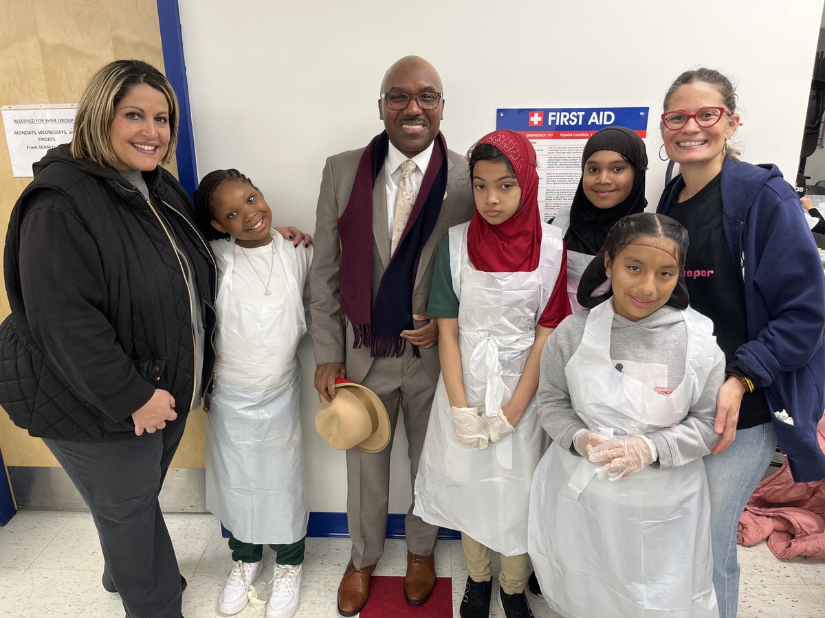 Jennifer Colon (@counselorcolon) on Twitter photo What a beautiful day of community service for our <a href="/MSKSID31/">Mysisterskeepersid31</a> Our cohort teamed up to deliver and serve food @projecthospitality Feels so good to give back to our community! <a href="/PS16School/">Public School 16R</a> <a href="/PS10FortHill/">PS10 FORT HILL</a> <a href="/LeadersPs74/">Future Leaders PS74</a> <a href="/DocPalton/">Doc Palton</a> What a beautiful day of community service for our <a href="/MSKSID31/">Mysisterskeepersid31</a> Our cohort teamed up to deliver and serve food @projecthospitality Feels so good to give back to our community! <a href="/PS16School/">Public School 16R</a> <a href="/PS10FortHill/">PS10 FORT HILL</a> <a href="/LeadersPs74/">Future Leaders PS74</a> <a href="/DocPalton/">Doc Palton</a>