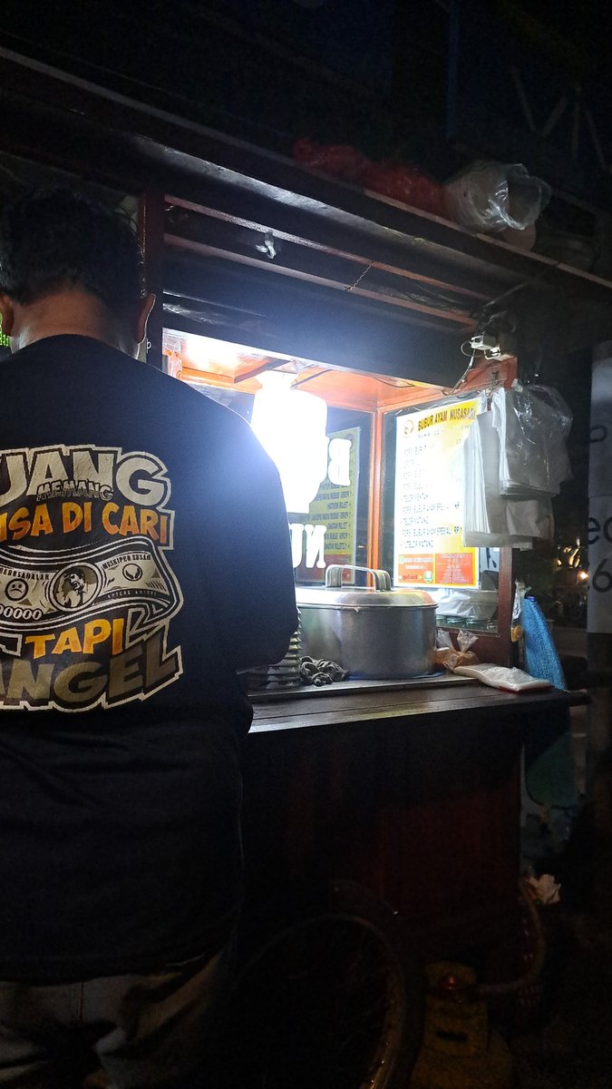 Mkn bubur jam segini termasuk sarapan ga sih