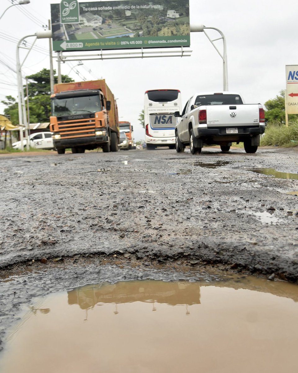 UltimaHoracom's tweet photo. La gran final de la Copa Sudamericana será en La Nueva Olla y a solo metros del Aeropuerto Silvio Pettirossi, en la ruta departamental D025, hay un sinfín de baches de todos los tamaños con agua servida y veredas destruidas, lo cual deja una pésima imagen ante los 60.000 visitantes que se prevé ingresen al país en estos días para el evento.

🔴 Nota: https://t.co/OreIPWPvzK