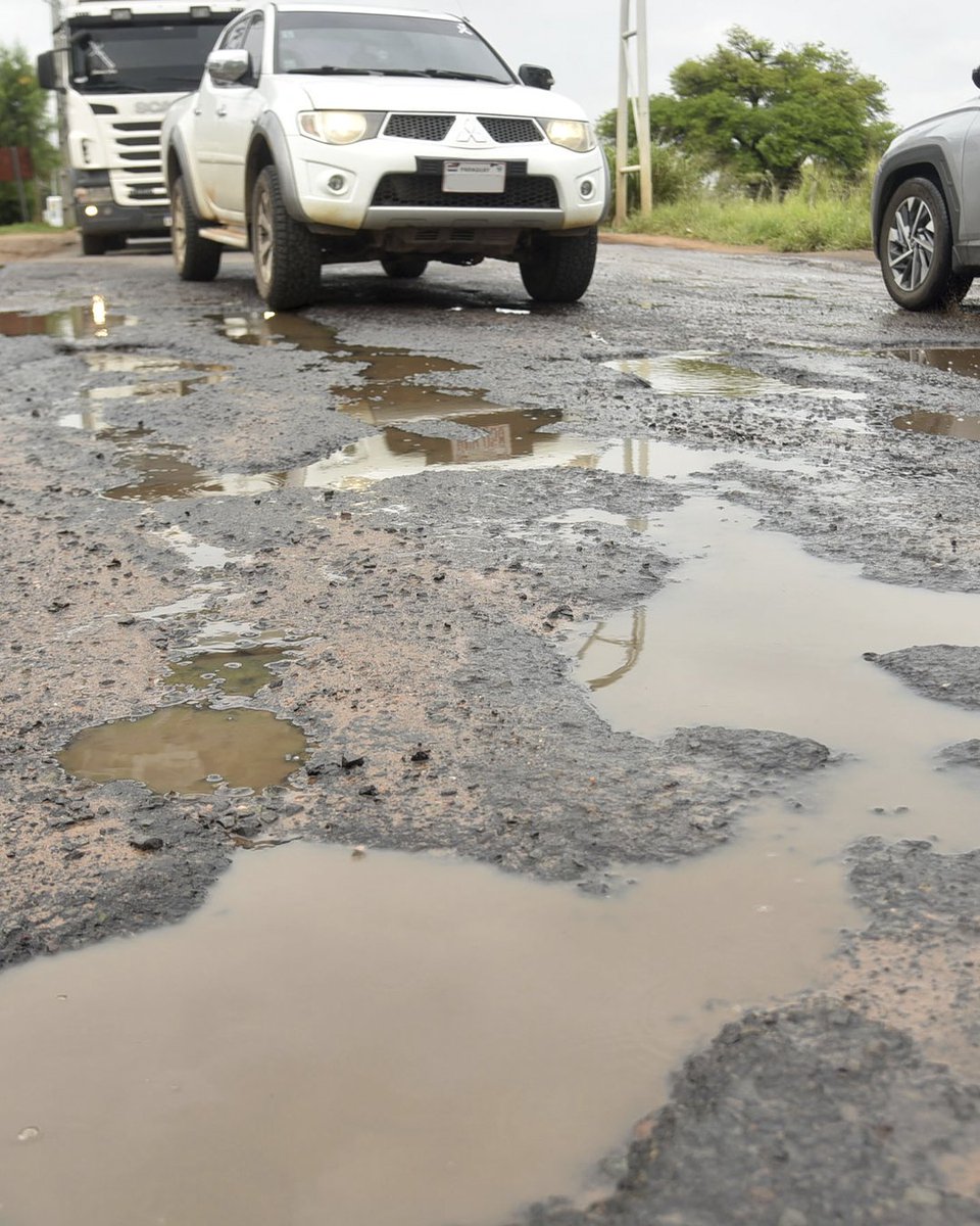 UltimaHoracom's tweet photo. La gran final de la Copa Sudamericana será en La Nueva Olla y a solo metros del Aeropuerto Silvio Pettirossi, en la ruta departamental D025, hay un sinfín de baches de todos los tamaños con agua servida y veredas destruidas, lo cual deja una pésima imagen ante los 60.000 visitantes que se prevé ingresen al país en estos días para el evento.

🔴 Nota: https://t.co/OreIPWPvzK