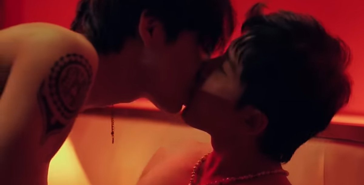 CLove_FirstKhao's tweet photo. First 🤭🤭🤭🤭🤭
 #TheHeartkilersEP1 #FirstKhaotung  #KantBison

Expected                           Unexpected https://t.co/0grLpVIU8q