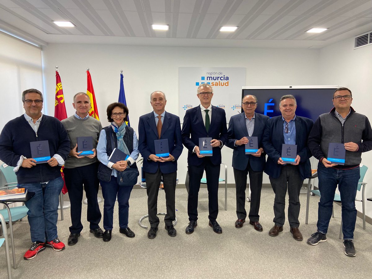 jjudez's tweet photo. Necesitamos buenos procesos de acompañamiento, comunicación, deliberación y documentación cuando hay un sufrimiento que lleva a deseos de adelantar la muerte. Mucho más cuando dan lugar a una previsión anticipatoria de un sufrimiento a futuro que se rechaza a priori.

Profundizo en una temática que vengo siguiendo, en especial, en los últimos tres años, tras las insuficiencias que entiendo que presenta la LORE,  que requieren un despliegue de “buenas prácticas” por parte de los profesionales. El abordaje al uso de la validez de un clic en documentos jurídico-contractuales de instrucciones previas pensados, habitualmente, en escenarios hipotéticos, es manifiestamente inadecuado e insuficiente. Puede y debe haber procesos y documentos de mucha más calidad, exigibles como buena práctica, en el acompañamiento de los procesos de enfermedades crónicas avanzadas.

Aquí delibero por qué, qué mimbres y referencias internacionales pueden ayudar, y algunas propuestas.

Este trabajo se integra en la recapitulación de la actividad del CAREA del 2020-2023, con trabajos adicionales de algunos miembros. En mi caso, el trabajo da continuidad a otros previos de 2021, 2022 y 2023.

Se puede descargar el volumen completo en MurciaSalud: https://t.co/xk3SBJL8zL 

Aquí mi capitulo específico:

https://t.co/bqFp7uMTdJ