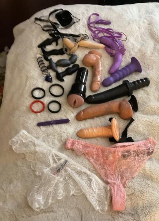 DominatJulie's tweet photo. Any slut available https://t.co/wRTYdFbbWb