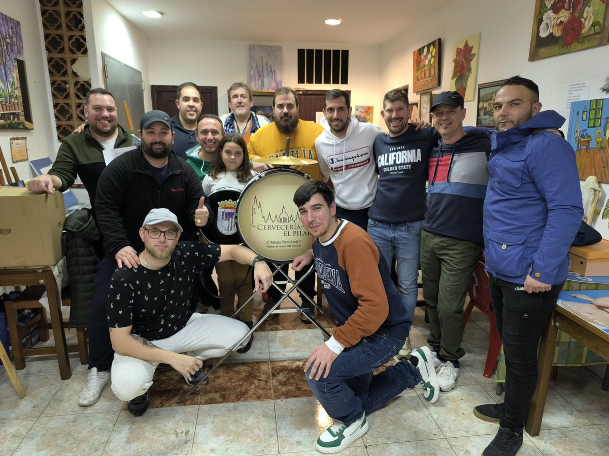 Todos los que me conocen, saben lo que me cuesta tirar año trás año de esto y lo felíz que estoy este año de volver a tener un grupo tan completo.
Carnaval 2025 voy apor tí de nuevo con mi gente de <a href="/m_ahoraescuando/">Ahora es Cuando Murga</a>