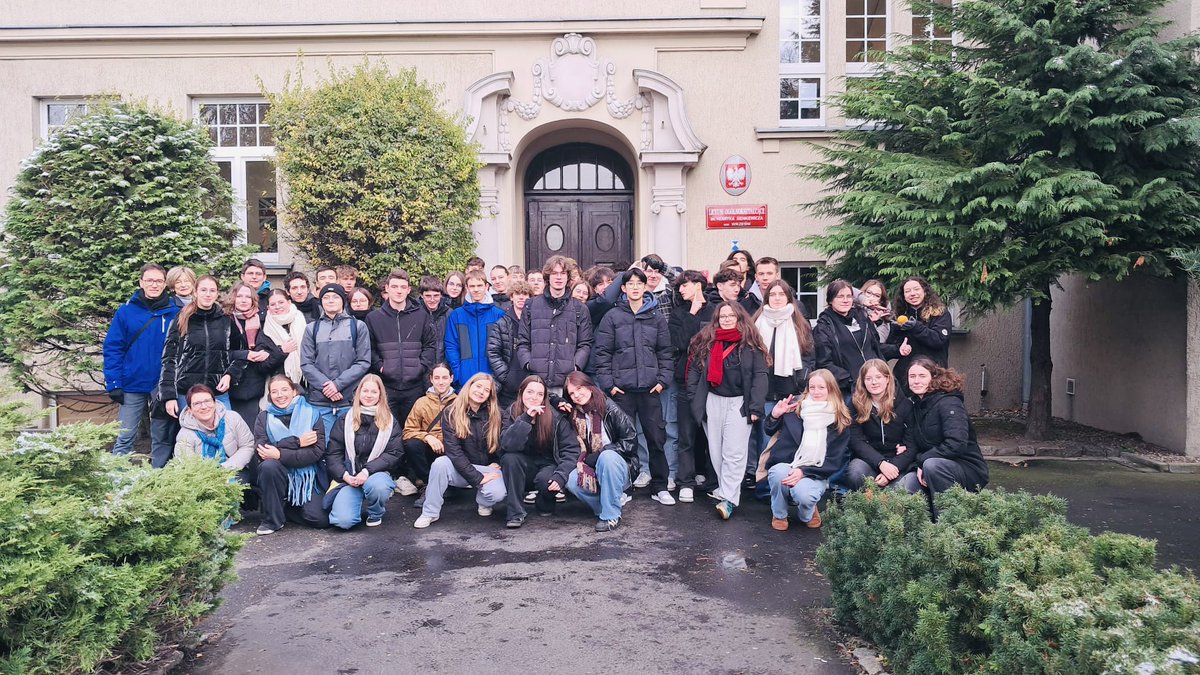 Magnifique photo avec l’établissement partenaire ! 
🇵🇱🇫🇷🇪🇺

Bon retour en France ! Et un grand remerciement aux enseignants !