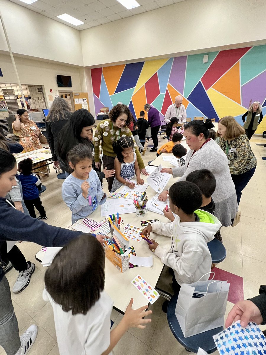 SterlingElemen1's tweet photo. Today we held an ALP Family Meet & Greet! Families of our ALP students had the opportunity to meet their child’s tutor, see their child’s student workbook and talk about their progress so far! @CharMeckSchools #sterlingpride🐯 #Crew88 #EducationPartner https://t.co/YdQJR5DQSd