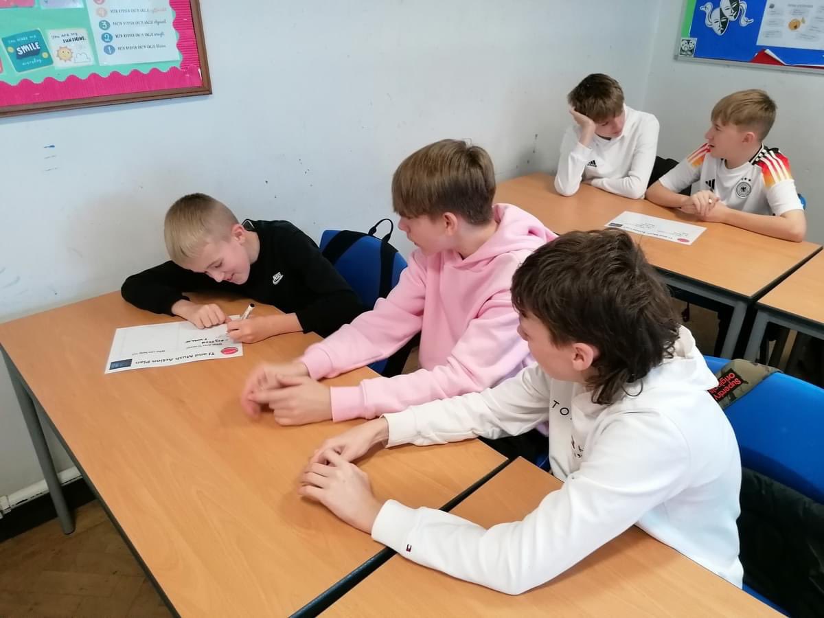 Diolch yn fawr iawn i Kay a'r Tîm o Wasanaeth Ieuenctid Sir Gaerfyrddin am gyflwyno gwybodaeth werthfawr i ddisgyblion blwyddyn 10 yn ystod eu gwersi Lles. Cyflwynwyd gwybodaeth ar gyllid a sut i reoli arian ynghyd a lle i gael cymorth. 

<a href="/CarmsYSS/">Carmarthenshire Youth Support Service</a>