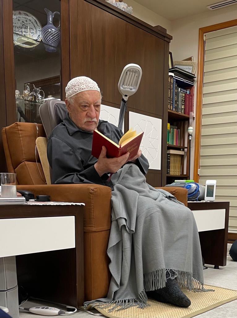 farukmercan's tweet photo. Hocaefendi’nin elindeki kitap, Risale-i Nur külliyatından Barla Lahikası… Bu resim son zamanlarda çekildi. Hocaefendi akşamları misafirlerle Barla Lahikasını mütalaa ediyordu. Bu eserde Bediüzzaman Hazretleri ve talebelerinin mektupları var. Bir talebesi okuyor, Hocaefendi ve misafirler dinliyordu. Diyebilirim ki, Bediüzzaman ve Risale-i Nur sevgisinin ne demek olduğunu Hocaefendi’de gördüm. #Hocaefendi #FethullahGülen #Bediüzzaman #Risale-iNur #Risale #SaidNursi