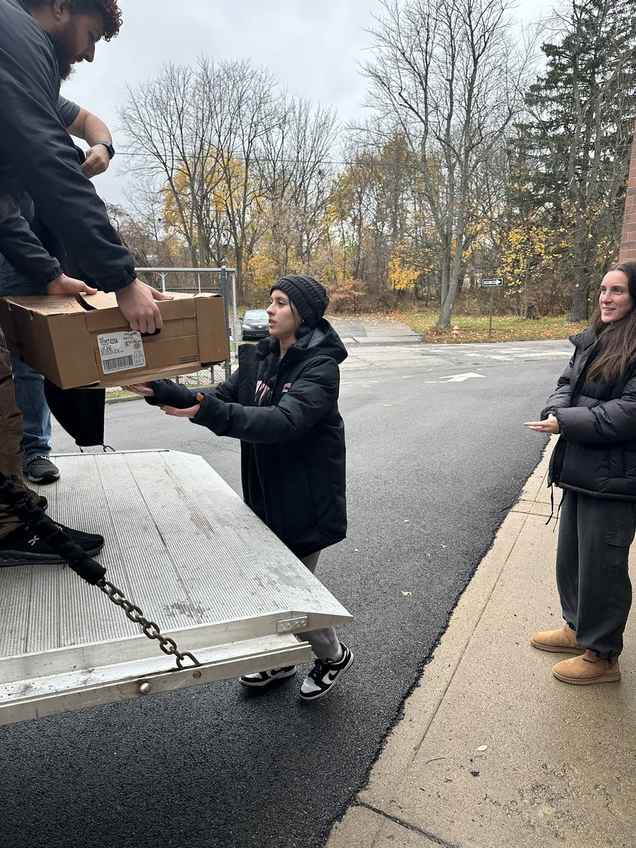 Youngstown State WBB🐧 (@ysuwomenshoops) on Twitter photo Great afternoon giving back to our community and helping a beloved former🐧 <a href="/madyaulbach/">Mady Aulbach</a>
#Turkeygiveaway #familY Great afternoon giving back to our community and helping a beloved former🐧 <a href="/madyaulbach/">Mady Aulbach</a>
#Turkeygiveaway #familY