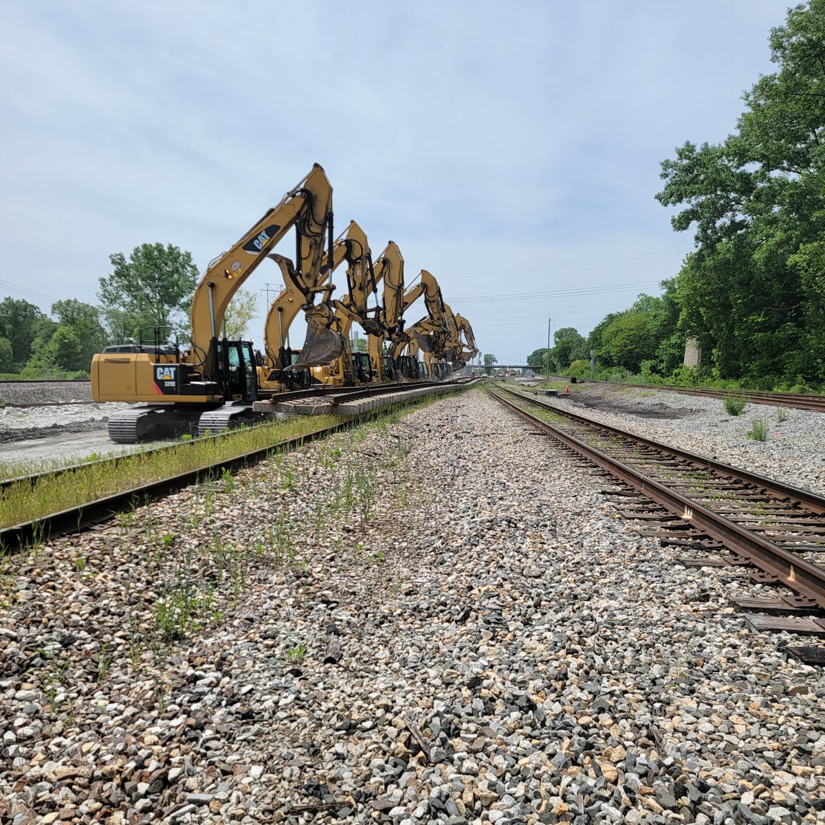 hulcherservices's tweet photo. Our team at Hulcher Services recently removed a #15 switch and installed a 500-foot concrete tie panel.  This upgrade enhances durability and efficiency for the tracks, reflecting our commitment to delivering top-notch results.

Shoutout to our skilled Engineering crew! https://t.co/UL1DRia1NZ