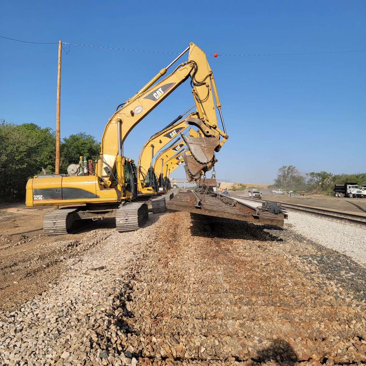 hulcherservices's tweet photo. Our team at Hulcher Services recently removed a #15 switch and installed a 500-foot concrete tie panel.  This upgrade enhances durability and efficiency for the tracks, reflecting our commitment to delivering top-notch results.

Shoutout to our skilled Engineering crew! https://t.co/UL1DRia1NZ