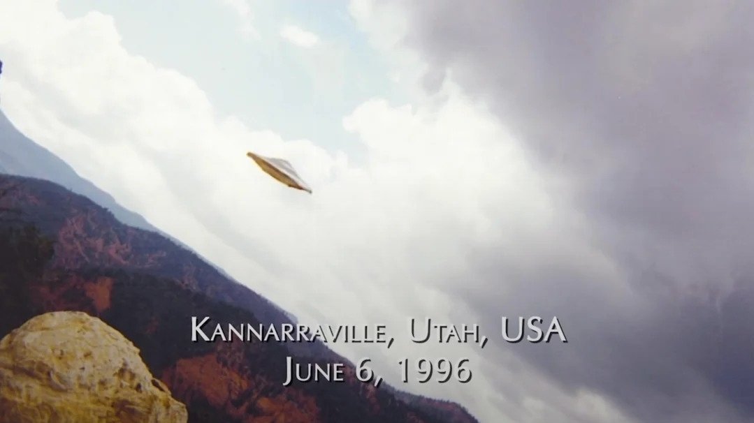 DailyUFOPosts's tweet photo. Someone asked for clear pictures of UFOs?

Here you go. https://t.co/5qrwibvku4