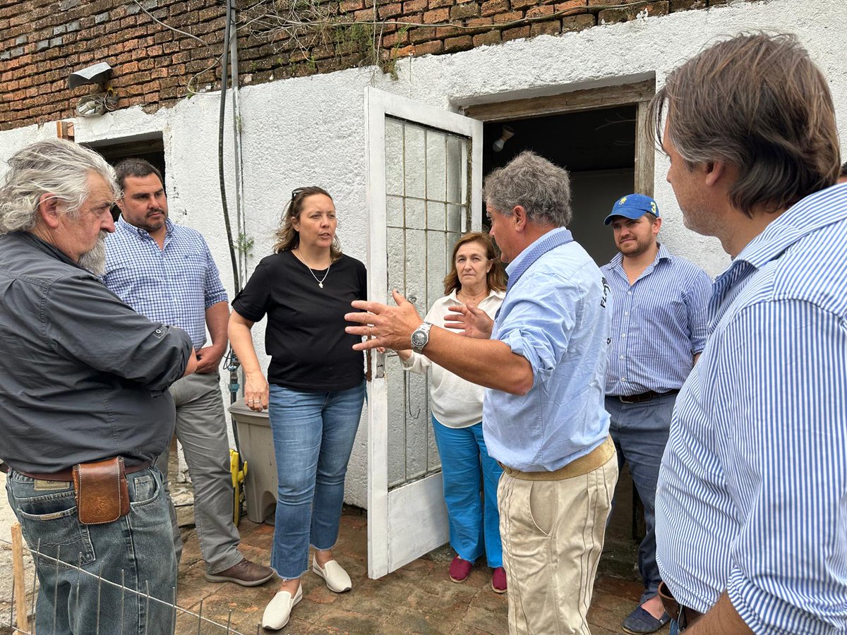 MGAPUruguay's tweet photo. El Dir. Gral. de la Granja @nchiesa junto a la Dir. Tec. @IngAgrNataliaM1, equipo de #DIGEGRA, la Dir. Dptal. @CarinaGR_Negri y el @Diputado_Moreno inauguraron esta sala resaltando el cumplimiento de las normativas sanitarias y las excelentes condiciones edilicias de la misma. https://t.co/kq6sDCjfx5