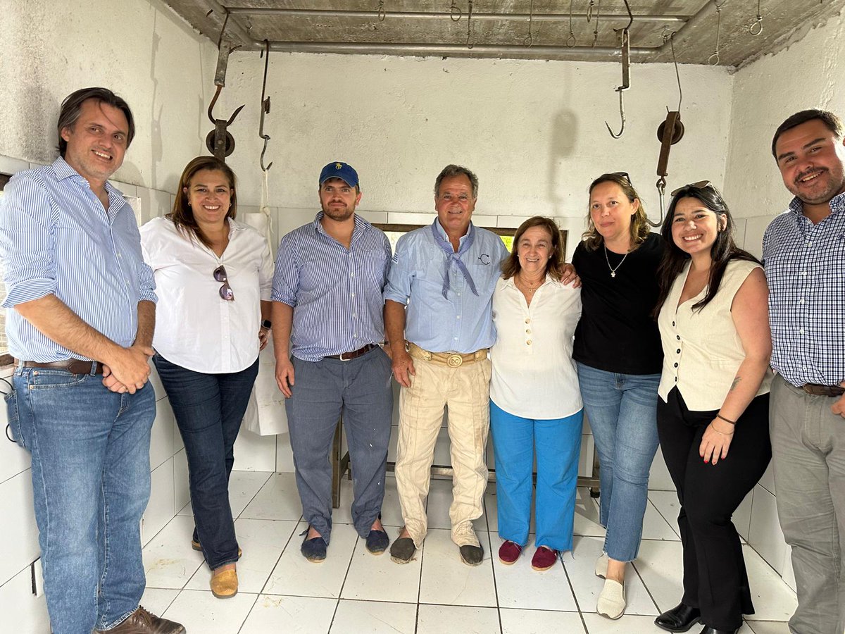 MGAPUruguay's tweet photo. El Dir. Gral. de la Granja @nchiesa junto a la Dir. Tec. @IngAgrNataliaM1, equipo de #DIGEGRA, la Dir. Dptal. @CarinaGR_Negri y el @Diputado_Moreno inauguraron esta sala resaltando el cumplimiento de las normativas sanitarias y las excelentes condiciones edilicias de la misma. https://t.co/kq6sDCjfx5
