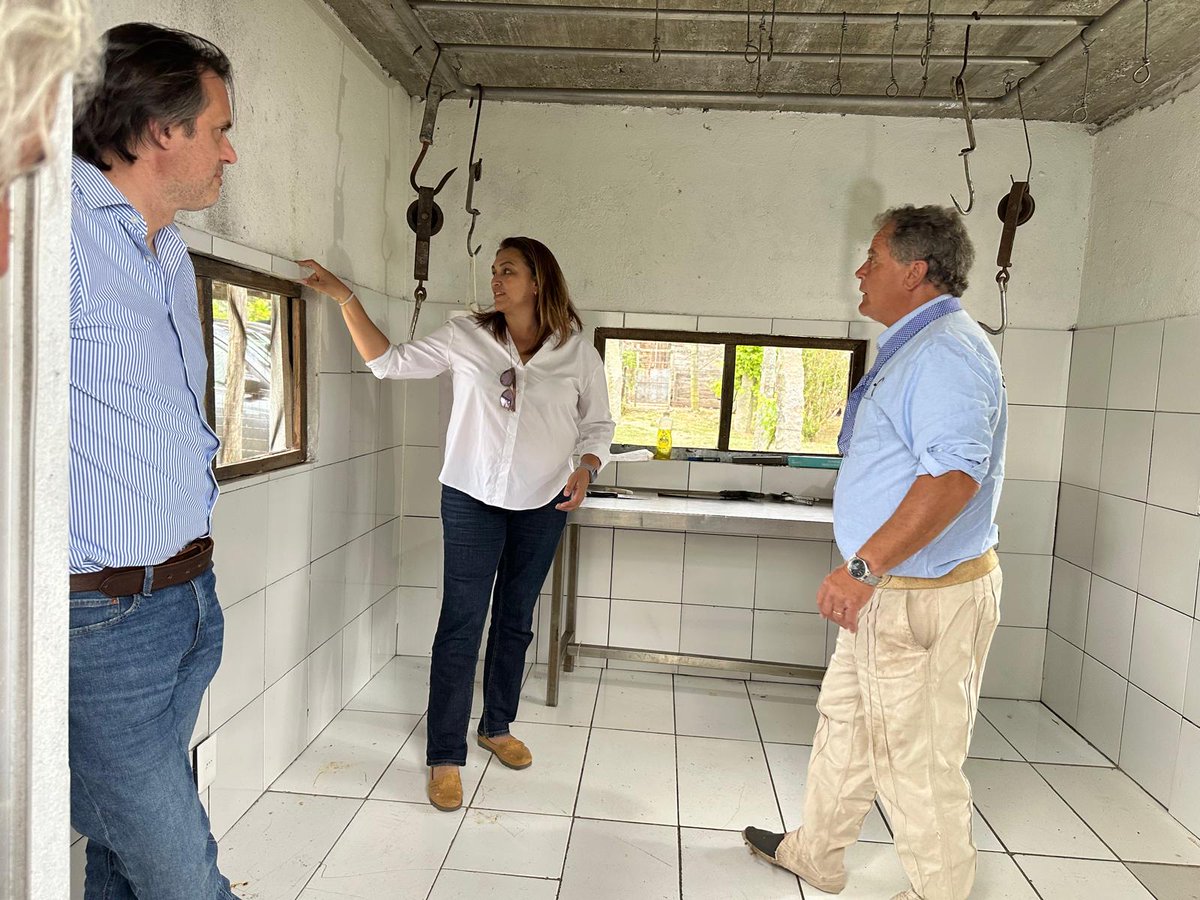 MGAPUruguay's tweet photo. El Dir. Gral. de la Granja @nchiesa junto a la Dir. Tec. @IngAgrNataliaM1, equipo de #DIGEGRA, la Dir. Dptal. @CarinaGR_Negri y el @Diputado_Moreno inauguraron esta sala resaltando el cumplimiento de las normativas sanitarias y las excelentes condiciones edilicias de la misma. https://t.co/kq6sDCjfx5